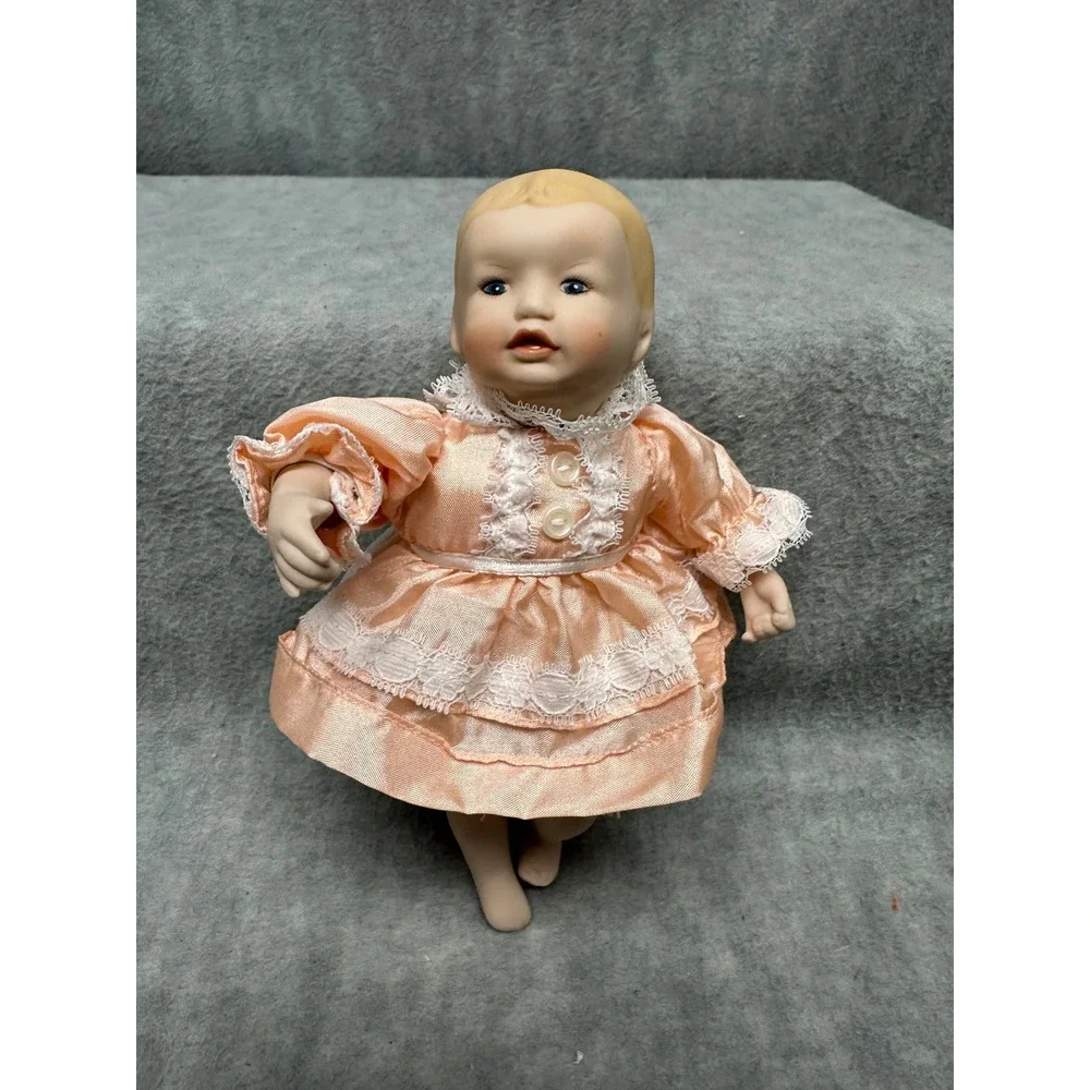 Yolando Bello Vintage 1994 Porcelain Baby Doll Girl Peach Lace Dress Excellent‎